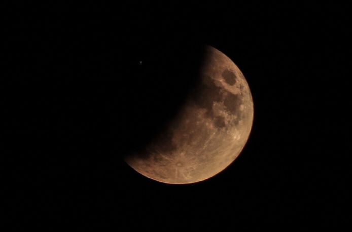 De gedeeltelijke maansverduistering was vanavond goed te zien, onder andere in Hoeksche-Waard.