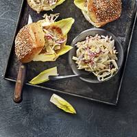 Braadworstburgers met aardappeltjes & koolsla