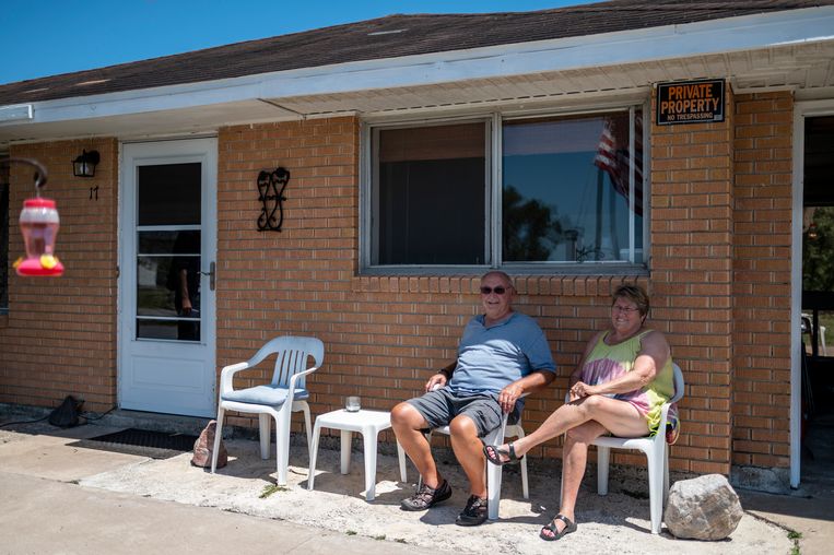 James en Nancy Crawford willen van geen wijken weten: ‘SpaceX deed een bod op ons huis. 
‘Als we er niet op ingingen, zouden ze andere maatregelen treffen, zeiden ze.’ Beeld Sergio Flores