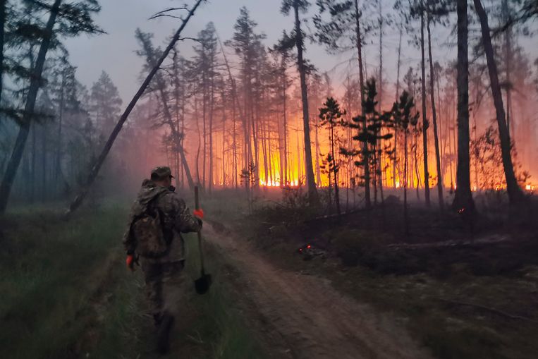 Een vrijwilliger gaat proberen een bosbrand te temperen in de Oost-Russische regio Jakoetië.  Beeld AP