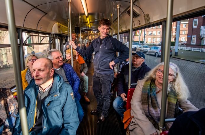 Oer-Rotterdammer Herco Kruik met 'zijn' passagiers
