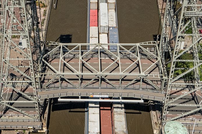 De Hefbrug in Boskoop. Het val (het stuk wegdek dat wordt gehesen) wordt in evenwicht gehouden met betonnen ballastblokken in de heftorens.