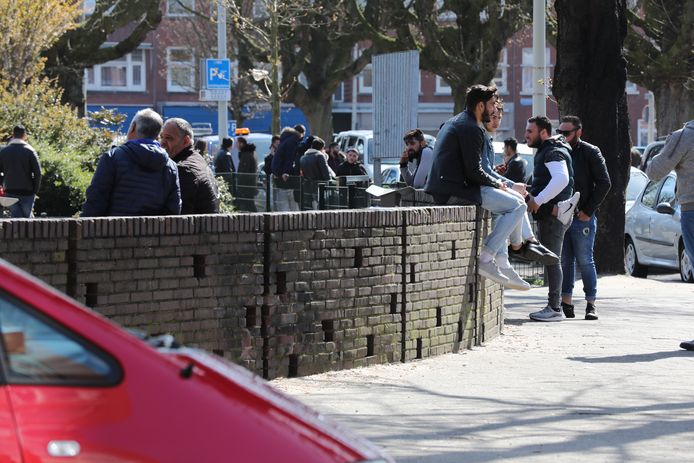 De politie moest een drone inzetten om groepen uit elkaar te krijgen op het Kaapseplein in Den Haag. Ze hielden zich niet aan de coronamaatregelen.