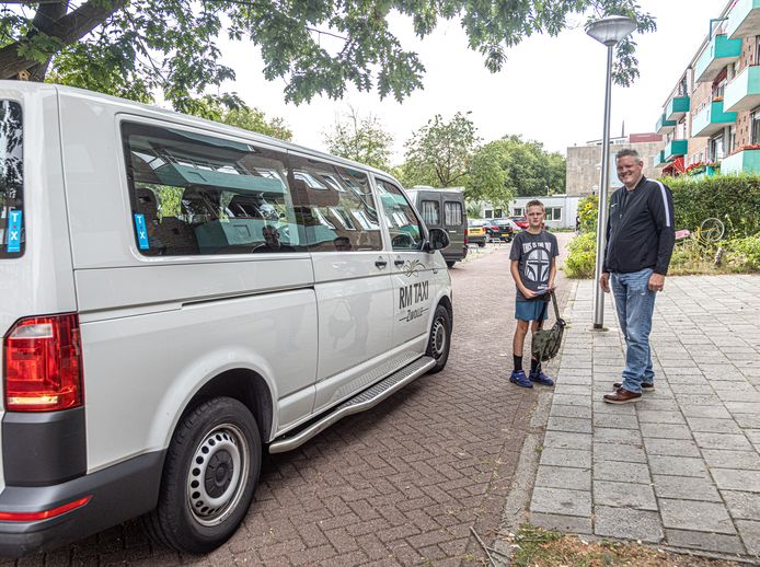 Marthijs van Beek met zijn zoon Stijn (11). Ze balen van de problemen met het leerlingenvervoer in Zwolle.