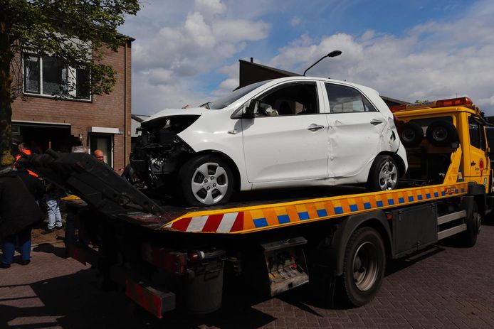 Auto rijdt woning in Helmond binnen