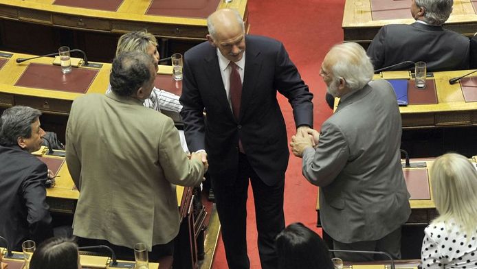 George Papandreou, félicité après avoir reçu la confiance du Parlement.