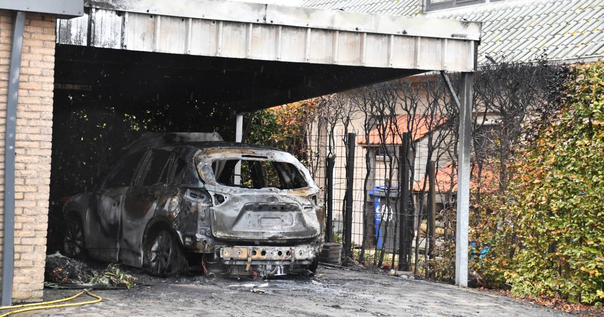 Auto en carport in brand bij woning Groede