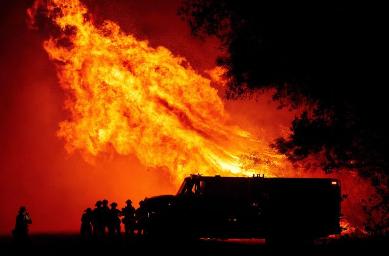 Brandweermannen bij het verwoestende vuur in Californië.  Beeld AFP