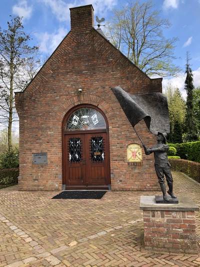 Rozenhoedje bidden in kapel