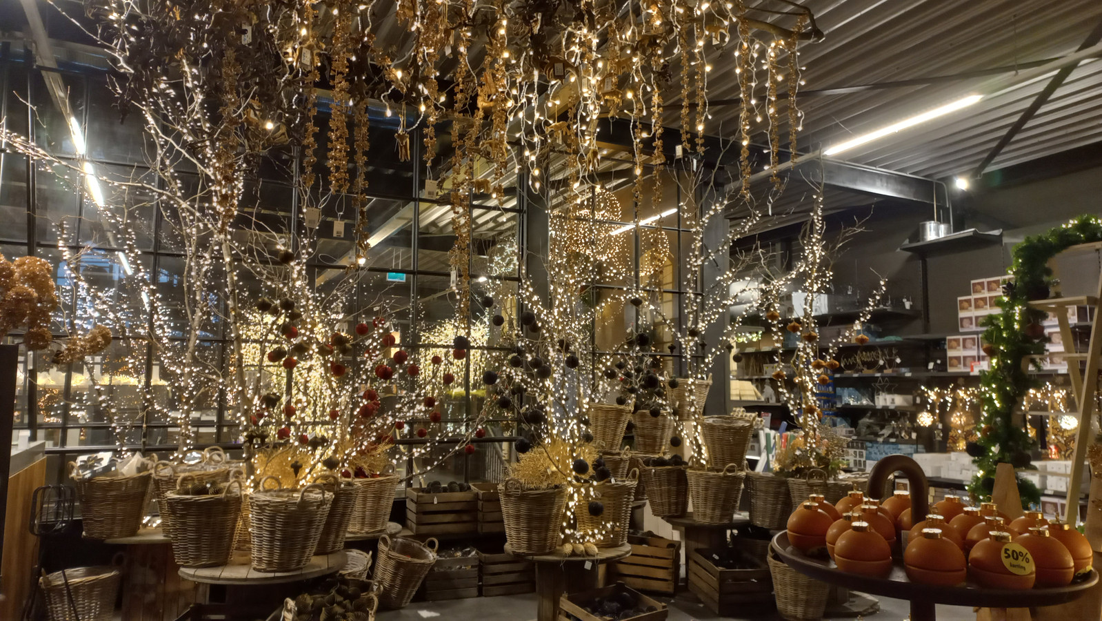 op-zoek-naar-de-kerstsfeer-veel-kopen-en-lekker-eten-maar-wat-cht