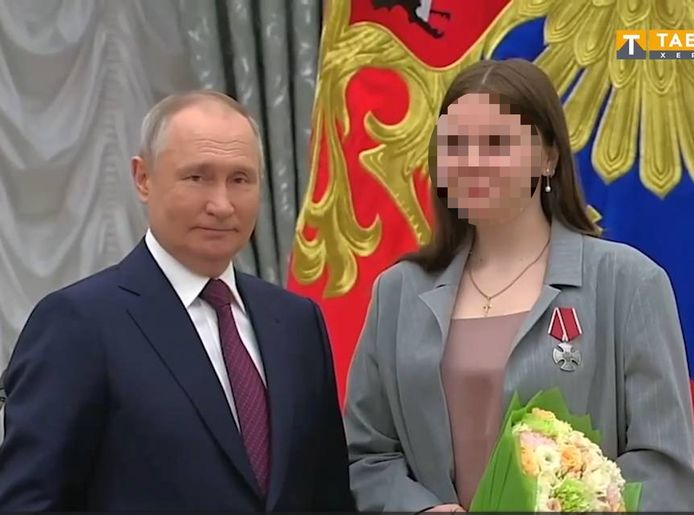 "De jongste oorlogsjournalist van Rusland" neemt een award in ontvangst van de Russische president Vladimir Poetin.