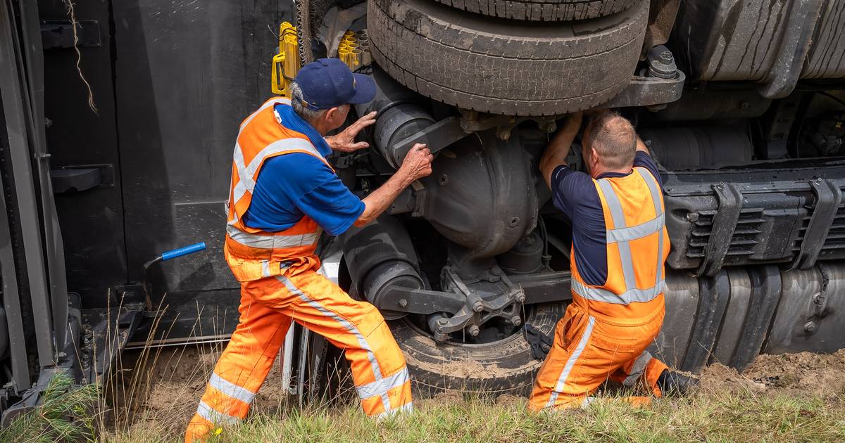 Vrachtwagen gekanteld op A59