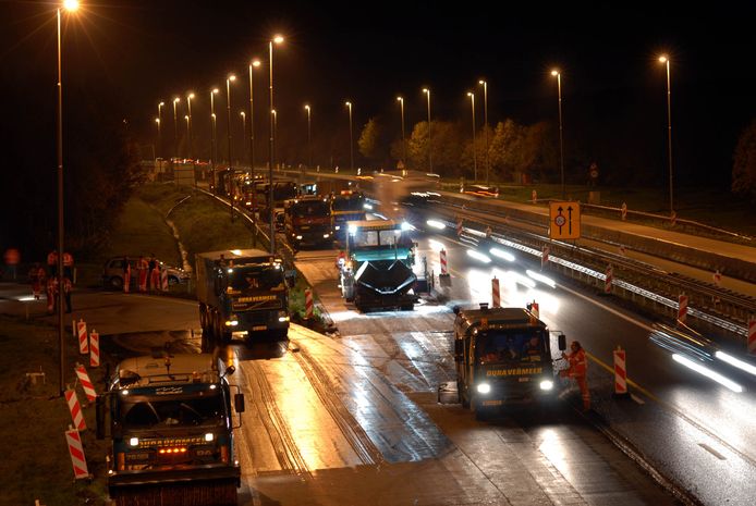 De A73, hier bij Haps in 2006, krijgt nieuw asfalt.