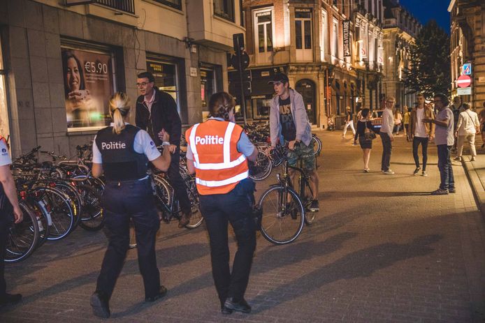 Agentes aan het werk op de Gentse Feesten.