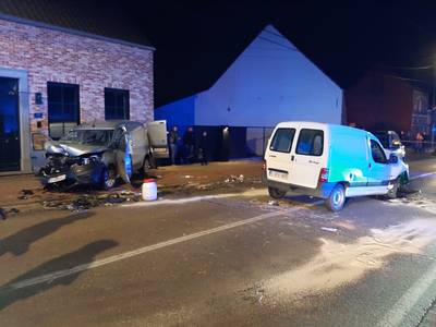 Drie wagens betrokken bij ongeval op Boudewijnlaan in Pulle: twee slachtoffers in levensgevaar