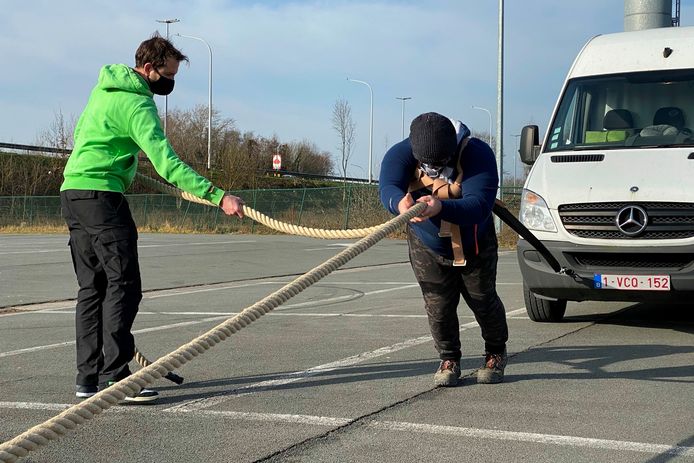 Hans Van Lierde en schoonbroer Luk Dillen ondervonden dat een bestelwagen met handrem aangetrokken best pittig is.