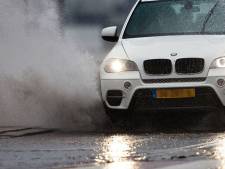 Waterslag: waarom je nooit expres door een plas moet rijden