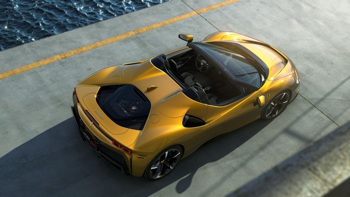 De SF90 Spider is niet alleen een peperdure supersportwagen, maar ook de eerste plug-in hybride Ferrari met een open dak