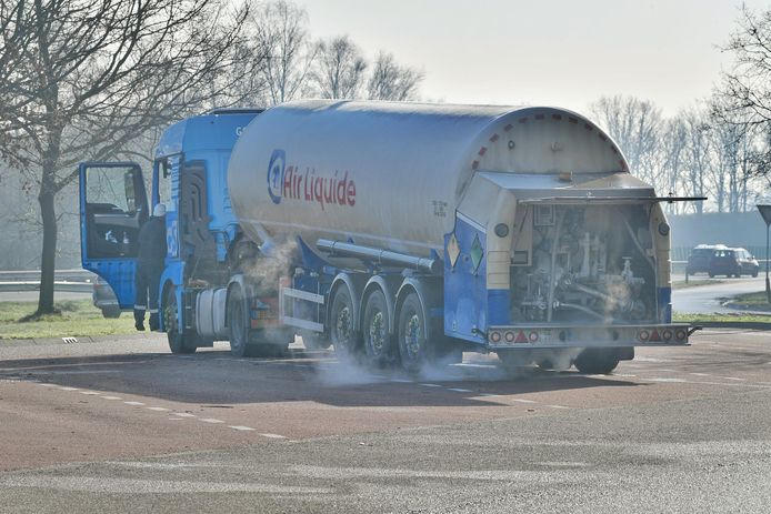 Tankwagen lekt zuurstof op een parkeerterrein bij Maarheeze.