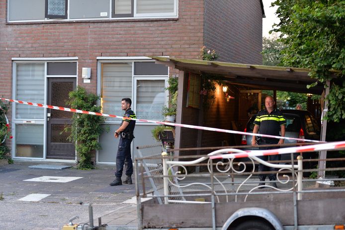 De politie bij de woning aan Bronsgietersdonk waar het lichaam van de vrouw gevonden werd.