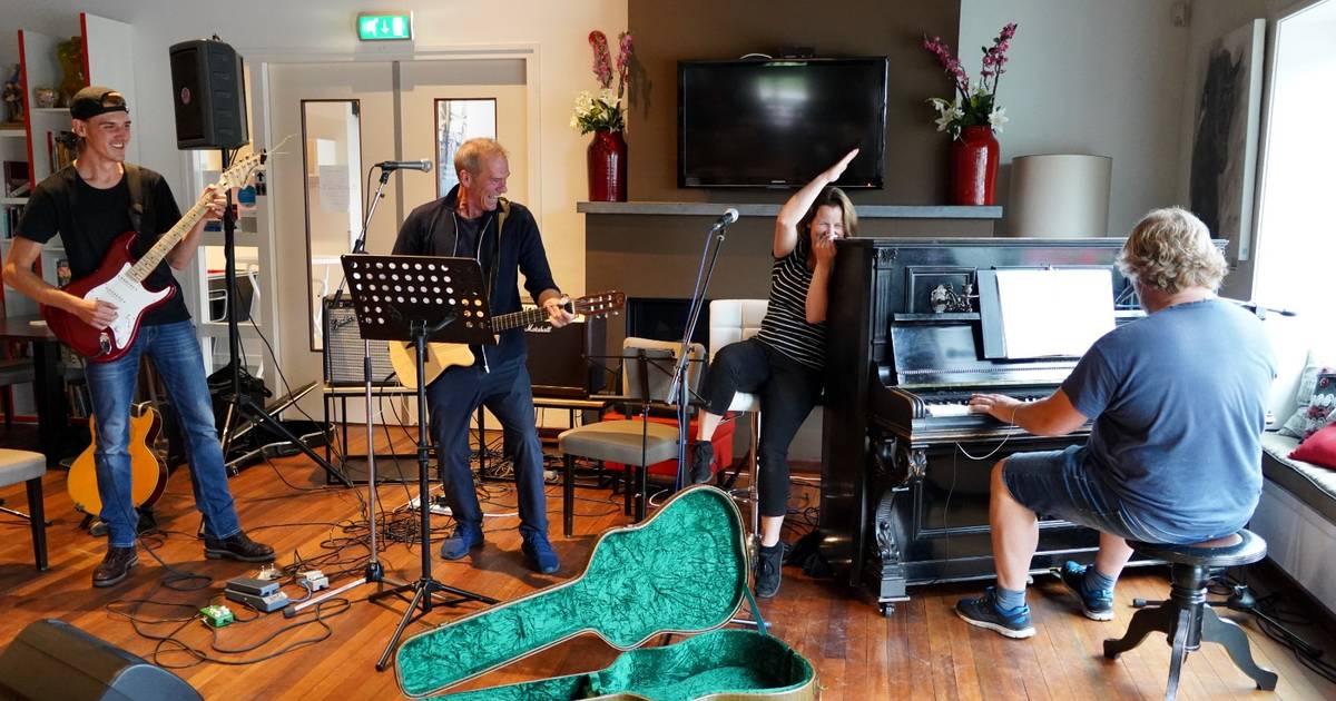 Eigen dorpspiano bij Ome Toon voor iedereen in Biest-Houtakker die wil spelen