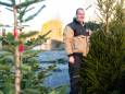 Rik (44) verkoopt kerstbomen en vindt dit een heel gezellige tijd: ‘Ik ben misschien druk, maar ook vrolijk’