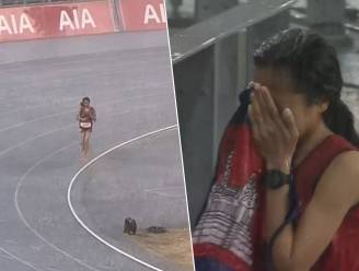 KIJK. Heroïsche beelden: Aziatische atlete weigert ondanks gietende regen op te geven en krijgt nadien onverwachte bonus
