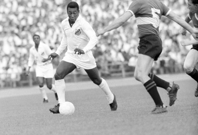 Pelé in actie voor Santos.