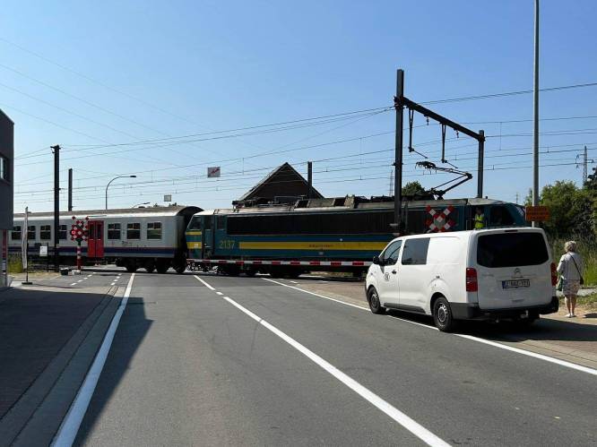 Beschadigde bovenleiding aan station Denderleeuw zorgt voor hinder aan overwegen in Welle en voor treinreizigers: NMBS schrapt verschillende treinen
