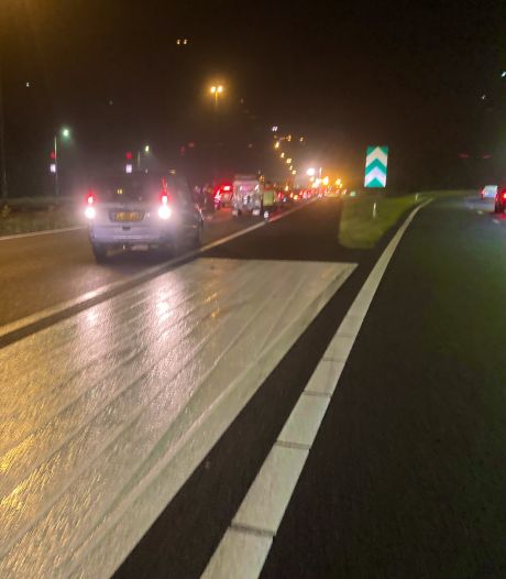 Auto met 7 inzittenden 2 keer aangereden op snelweg A58: vrouw (53) overleden, meerdere gewonden