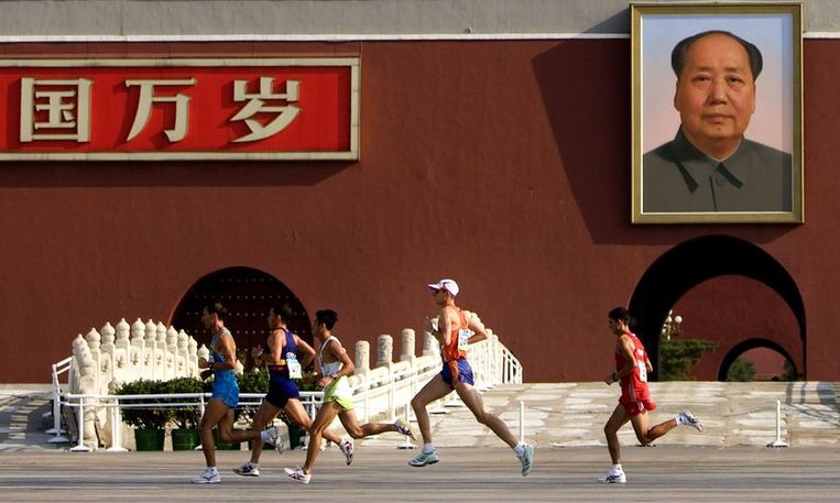 Kamiel Maase is op de Olympische Spelen in Peking op de marathon als 39ste geeindigd in een tijd van 2:20:30. Op de foto Kamiel in actie op het Tiananmenplein waar hij de beeltenis van Mao voorbij rent. Foto ANP/Olaf Kraak Beeld 