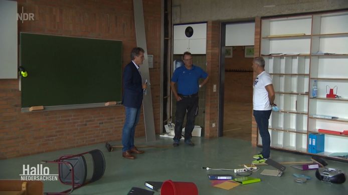 Onder andere burgemeester Guido Halfter (links) en conciërge Thomas Tautz (midden) komen de schade bekijken die de drie jongens hebben aangericht.