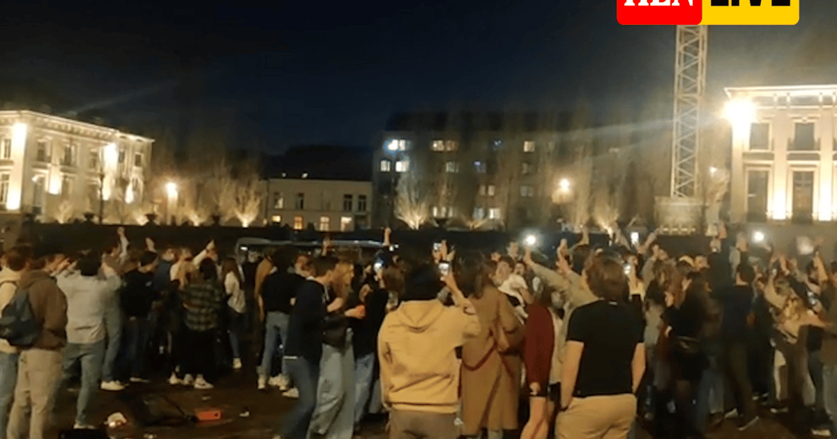 Duizend feestende studenten op Sint-Pietersplein in Gent, politie sluit plein af.