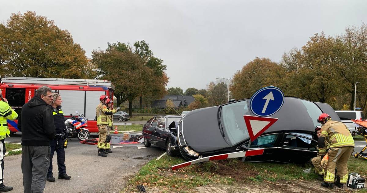 Heftige botsing in Brucht: man en vrouw gewond naar ziekenhuis, kind opgevangen door omwonenden.