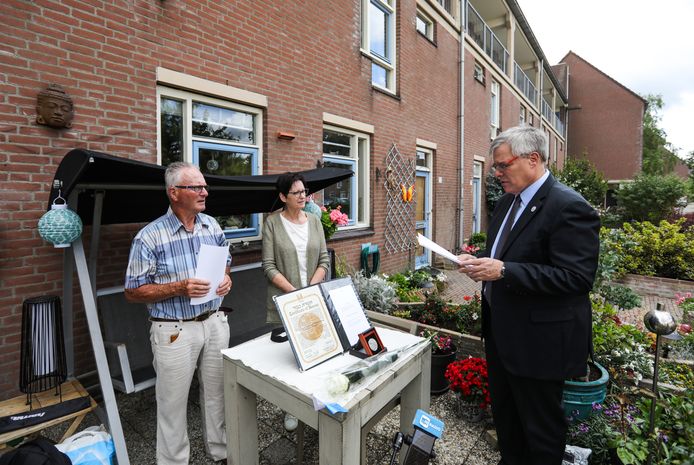 Namens hun ouders Wim en Mimi Damman ontvangen zoon Jaap en dochter Ina een Yad Vashemonderscheiding uit handen van de Israëlische ambassadeur Naor Gilon.