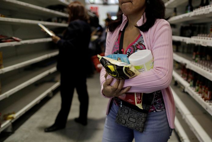 De winkelrekken in Venezuela zijn nagenoeg leeg. De voedseltekorten in het land zijn enorm.