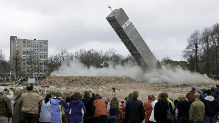 In 2006 ging in Assen de klokkentoren van de Marturiakerk tegen de vlakte. De toren (en de al eerder gesloopte kerk) maakten plaats voor een 'multifunctioneel centrum'. Beeld anp
