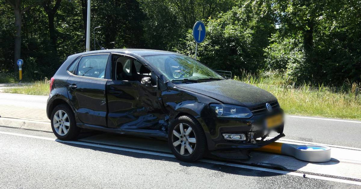 Opnieuw aanrijding op Oostweg in Enschede: auto en busje zwaar beschadigd.