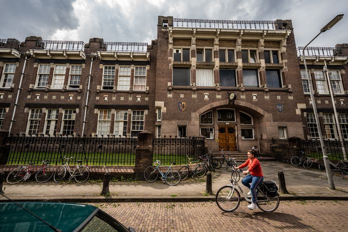 Oude HBS in de Schoolstraat in het Spijkerkwartier.