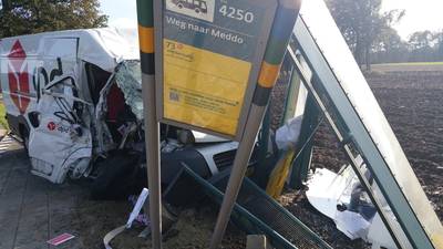 Pakketbezorger rijdt bushalte aan gort