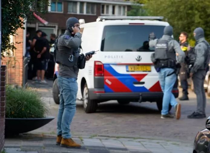Een arrestatieteam (niet de personen op deze foto) zijn zaterdagavond een huis in Gouda binnengevallen.