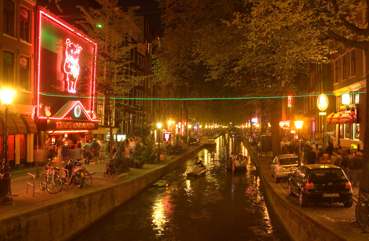 De Oudezijds Achterburgwal, op de Wallen, voor de coronacrisis. Beeld ANP