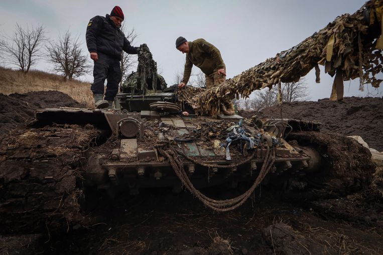 Tankbemanning van het Oekraïense leger controleert het materieel op een militaire basis in de provincie Zaporizja. Beeld AP