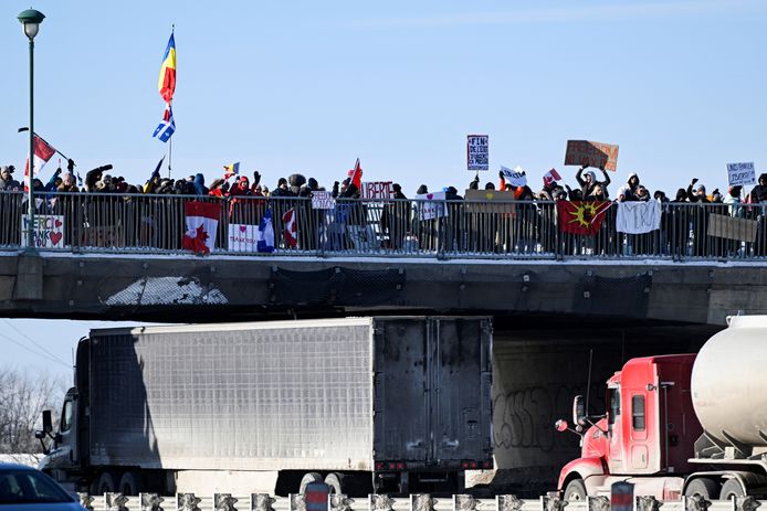 Mensen op een brug uiten hun steun voor het 'vrijheidskonvooi'.