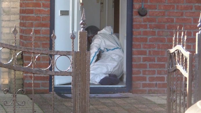 Een forensisch rechercheur doet onderzoek in de woning van het slachtoffer.