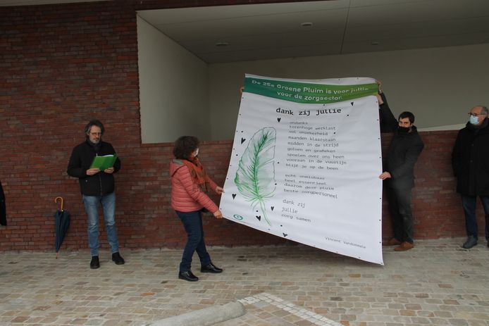 Groen Izegem onthulde recent een gedicht voor de mensen van de Zorg, als onderdeel van zijn jaarlijkse Groene Pluim. Dat prijkt nu aan de ingang van de Sint-Jozefskliniek.