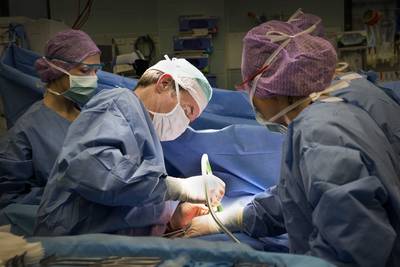 Medische experten raden aan chirurgische ingrepen na COVID-19 uit te stellen: “2,5 keer meer kans om te sterven”