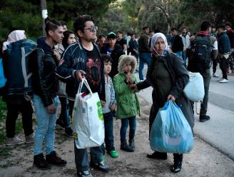 Griekse marine haalt honderden migranten van Lesbos
