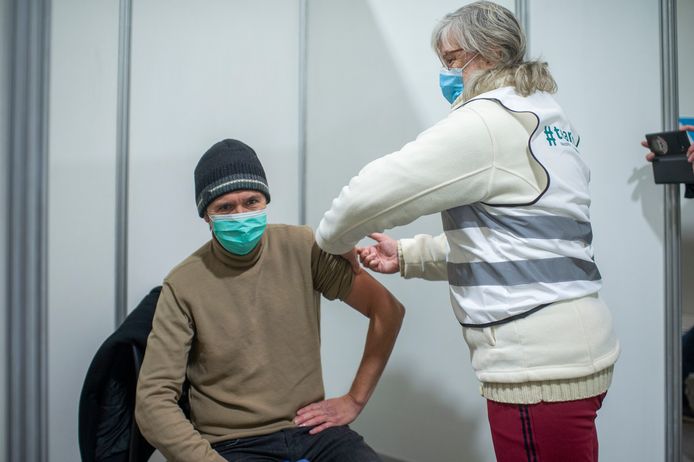 Deze vrijwilliger kreeg een vaccin toegediend. Geen echt uiteraard.