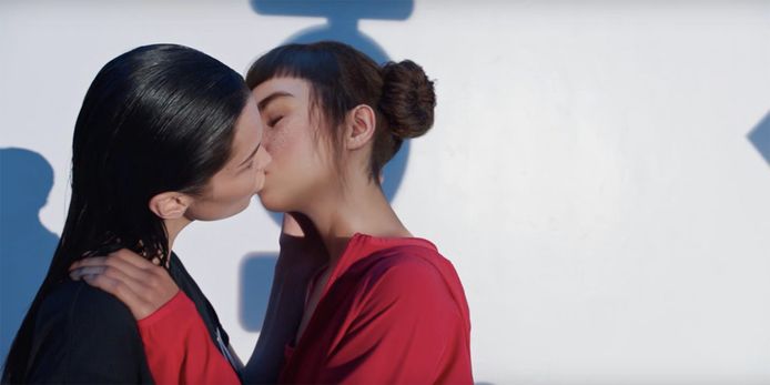 Een screenshot uit de videocampagne van Calvin Klein waarin model Bella Hadid kust met virtuele influencer Lil Miquela.